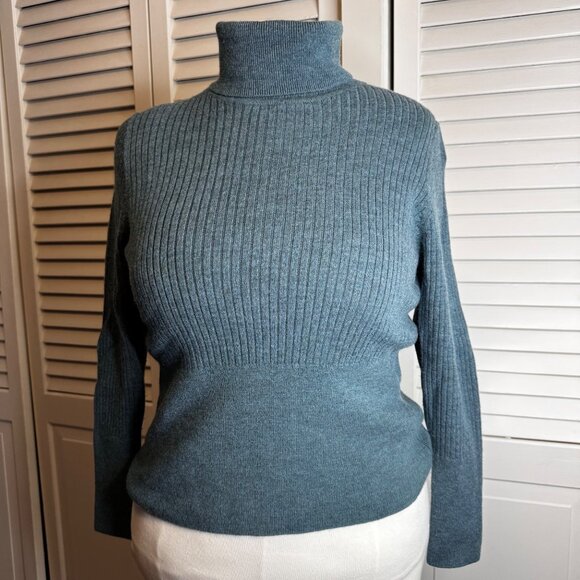 H HALSTON MEDIUM GREEN 100% EXTRA FINE MERINO WOOL TURTLENECK WARM COZY ACADEMIA - Picture 1 of 9
